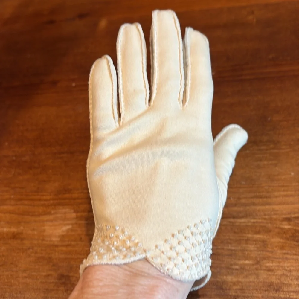 Elegant 50s vintage Cream Gloves Beaded Detail